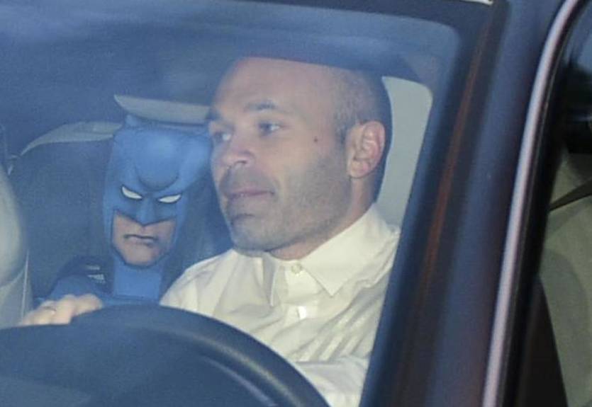 Бэтмен в машине Иньесты перед ужином Барселоны многих озадачил