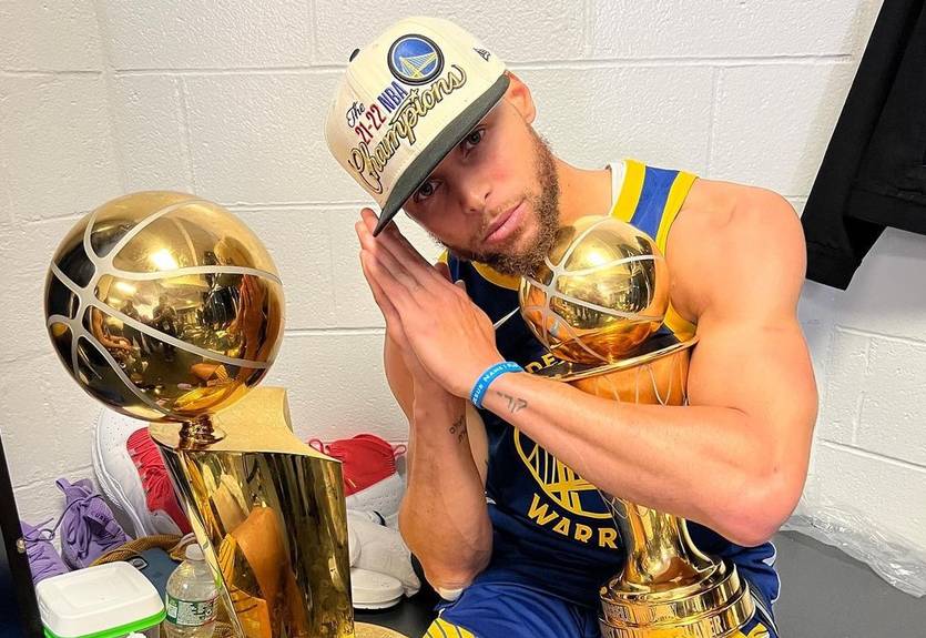 Карри подал заявку на регистрацию своего празднования "Night Night" в качестве товарного знака