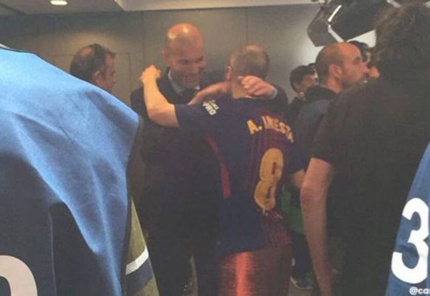 Зидан ждал в подтрибунном помещении, чтобы попрощаться с Иньестой