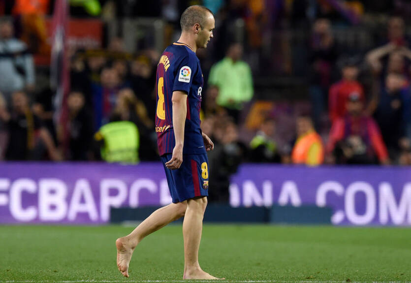 Иньеста подарил Рамосу свою футболку после последнего в карьере Эль-Класико