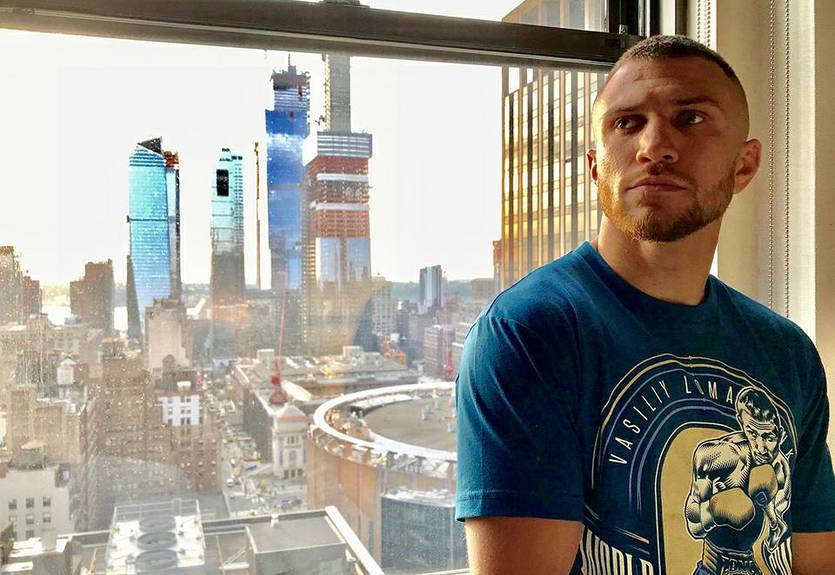 Ломаченко прибыл в Нью-Йорк на бой с Линаресом