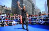 Ломаченко на улицах Нью-Йорка провел открытую тренировку