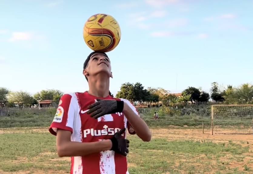 Мрії здійснюються: Гравці Атлетико провели спільне тренування з юним футболістом з фавел Мрії здійснюються: Гравці Атлетико провели спільне тренування з юним футболістом з фавел