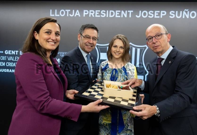 Барселона наградила украинскую чемпионку мира по шахматам именной футболкой