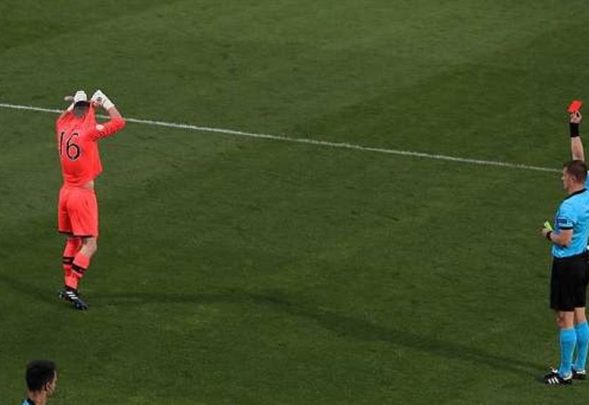 Ирландский голкипер был удален во время серии послематчевых пенальти