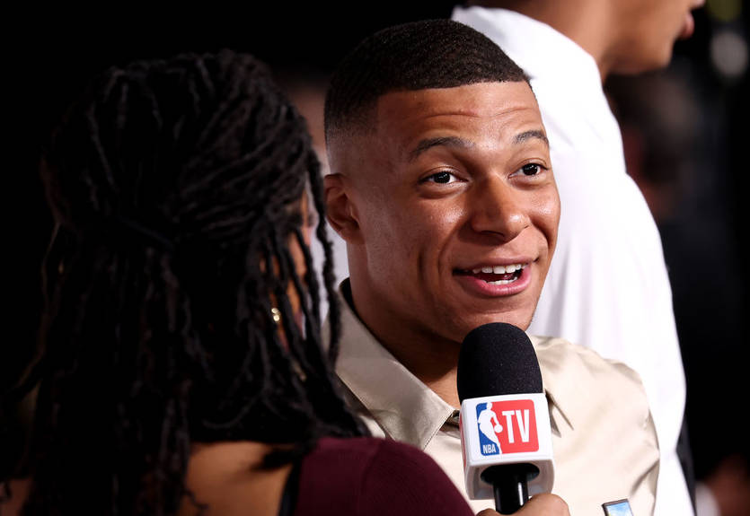 Мбаппе заподозрили в отношениях с моделью-трансгендером Мбаппе заподозрили в отношениях с моделью-трансгендером