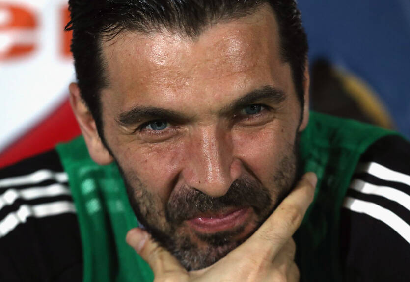 ПСЖ заманивает Буффона высокой зарплатой и капитанской повязкой