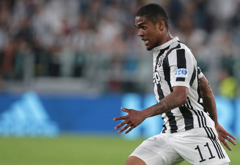 Дуглас Коста запечатлел болельщиков Ювентуса с имитацией надгробия Инсинье, чем возмутил Наполи