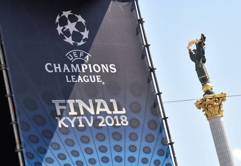 Почувствуй себя авторитетом: в центре Киева фанаты потроллили Павелко Почувствуй себя авторитетом: в центре Киева фанаты потроллили Павелко