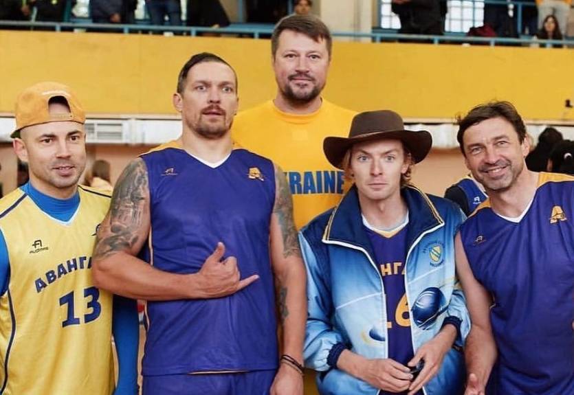 Усик взяв участь у благодійному баскетбольному матчі