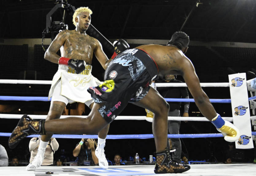 Екс-гравець Лейкерс програв тік-токеру у боксерському поєдинку, вилетівши з рингу через канати