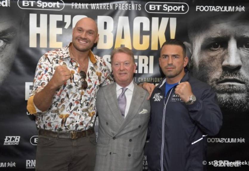 Фьюри встретился лицом к лицу со своим оппонентом и попытался поднять его на руки