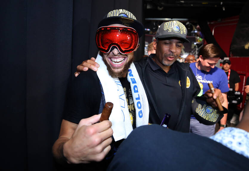 Карри с сигарой в зубах отпраздновал чемпионство НБА