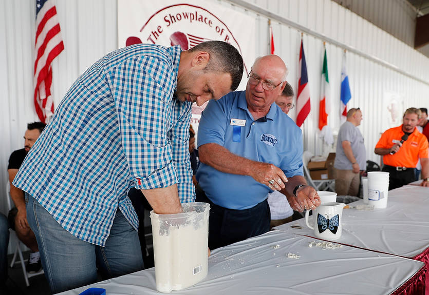 Виталий Кличко оставил отпечаток кулака для музея бокса