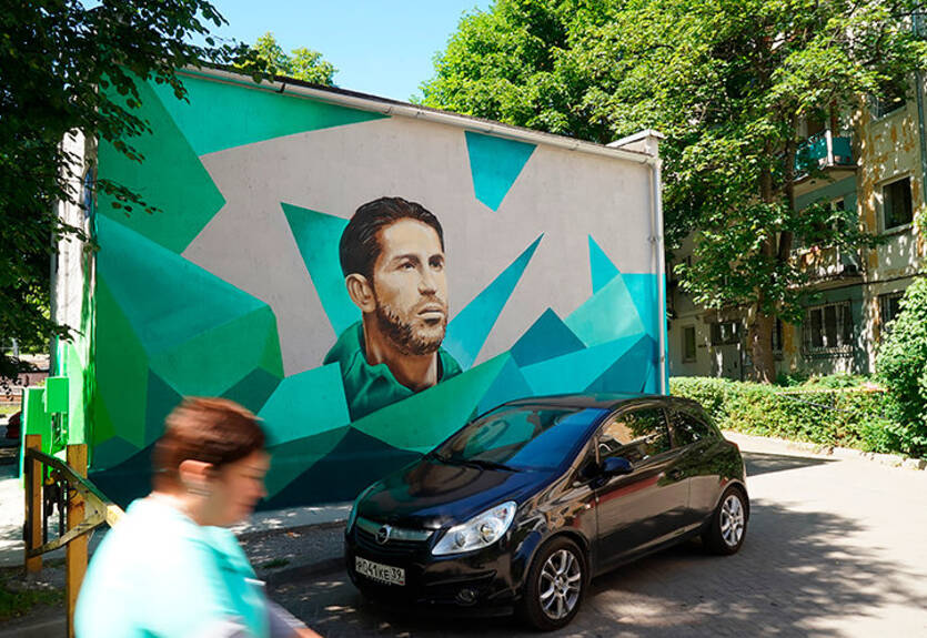 Унылые российские дома украсили футбольными муралами с Месси, Рамосом и Зиданом