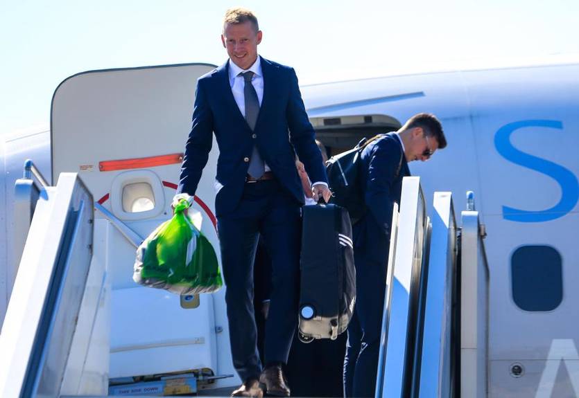 Сборную Швеции в аэропорту встретила только одна болельщица