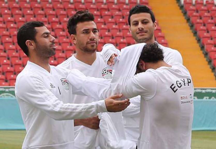 Салах не сумел самостоятельно надеть манишку на тренировке Египта Салах не сумел самостоятельно надеть манишку на тренировке Египта