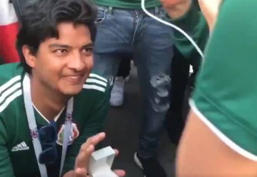 Фанат сборной Мексики после победы над немцами сделал девушке предложение Фанат сборной Мексики после победы над немцами сделал девушке предложение