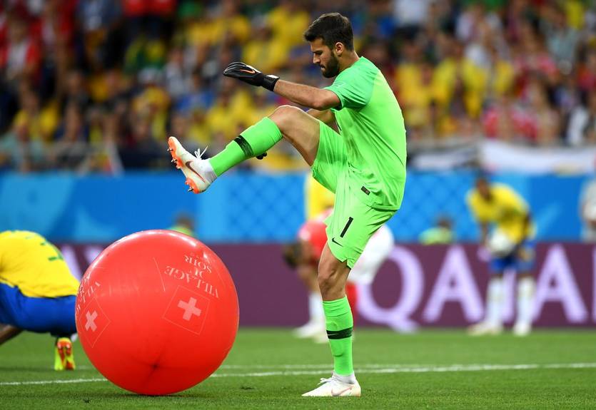 Соцсети высмеяли Алиссона, лопнувшего надувной мяч в матче со Швейцарией