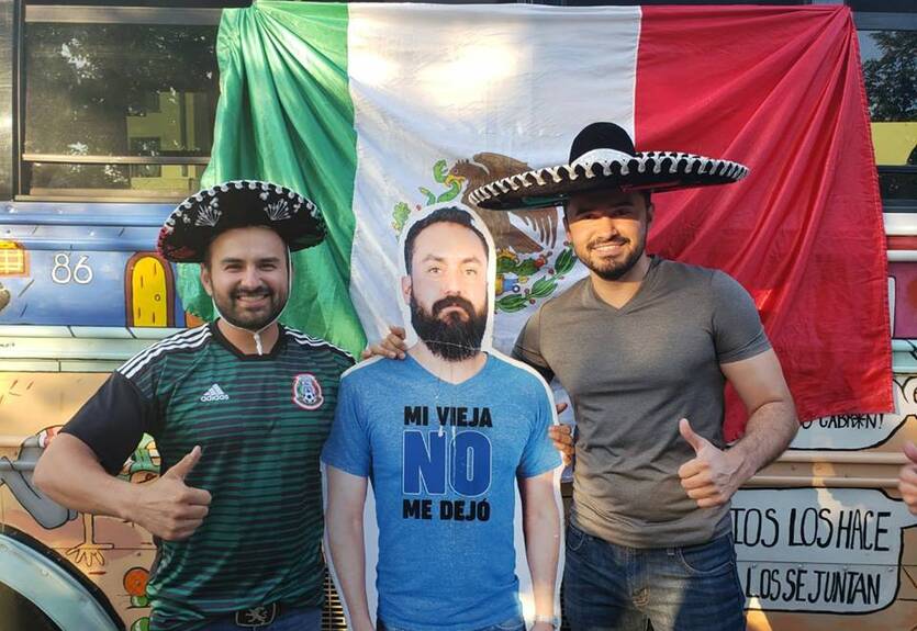 Мексиканские фанаты привезли в Россию картонную копию друга, которого жена на пустила на ЧМ Мексиканские фанаты привезли в Россию картонную копию друга, которого жена на пустила на ЧМ