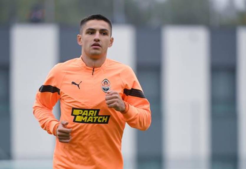 Два футболиста Шахтера тренируются по индивидуальной программе