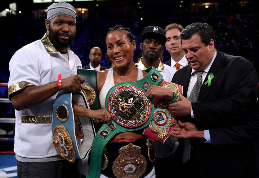 Легендарная боксерша навестила Усика во время его подготовки к финалу WBSS