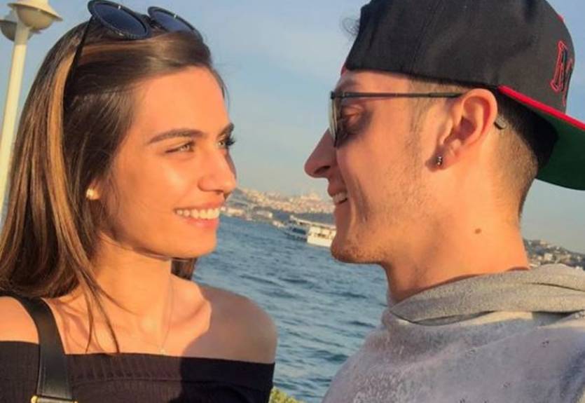 Девушка дня на ЧМ-2018: подруга Озила, участвовавшая в конкурсе Мисс мира