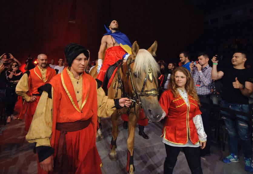 Беринчик на коне, соперник – на полу: яркие фото боя украинца