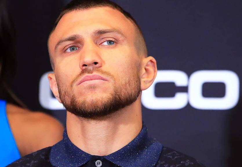 Ломаченко в сандалиях похвастался своим мощным ударом с ноги, едва ли не сломав "бетонный" столб Ломаченко в сандалиях похвастался своим мощным ударом с ноги, едва ли не сломав "бетонный" столб