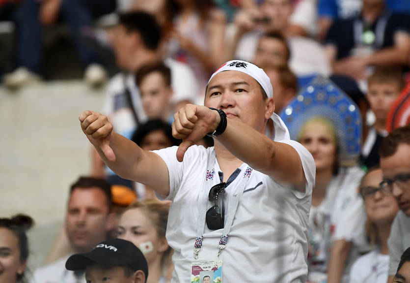 Недовольные японские фанаты и мольбы Батшуайи: лучшие фото дня на ЧМ-2018 Недовольные японские фанаты и мольбы Батшуайи: лучшие фото дня на ЧМ-2018