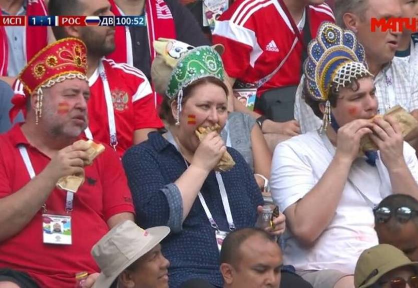 Фанаты сборной России в кокошниках: Сосиски приносят победу