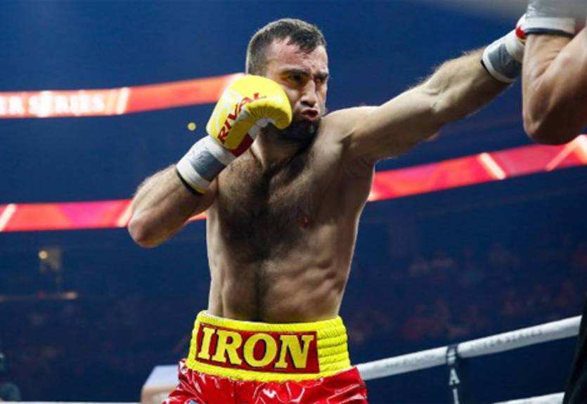 Гассиеву к бою с Усиком помогает готовиться "Железный человек" Гассиеву к бою с Усиком помогает готовиться "Железный человек"