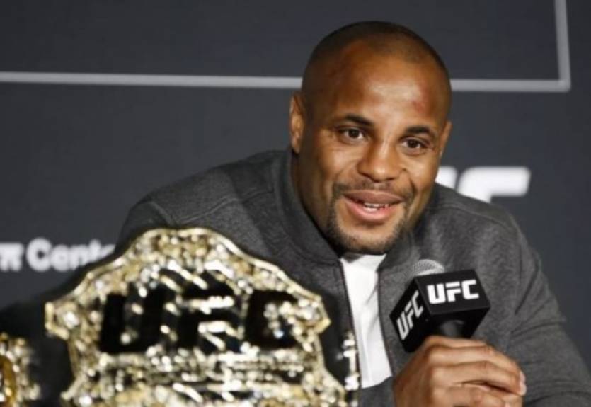 Кормье на пресс-конференции перед UFC 226 потерял сознание и упал со сцены