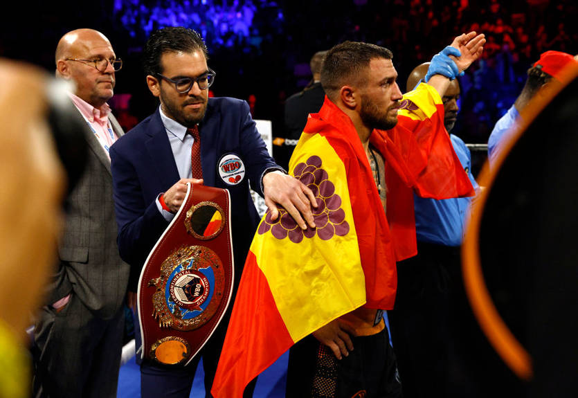 Ломаченко в тренировочном лагере повесил флаги Белгород-Днестровска и Украины