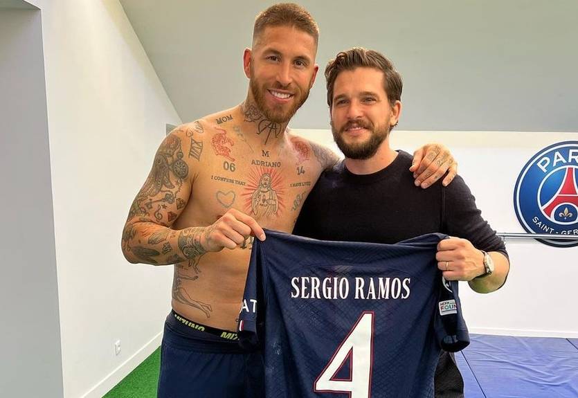 Голливудский актер, сыгравший Короля Севера, получил уникальный подарок от Серхио Рамоса (13.10.22)