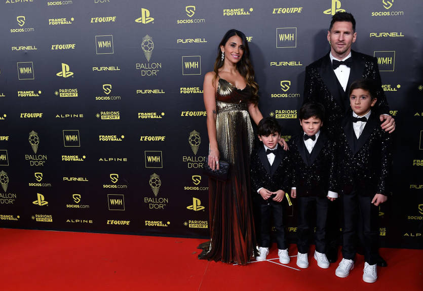 Почувствуй себя на месте звезды футбола: как игроки проходят по красной дорожке