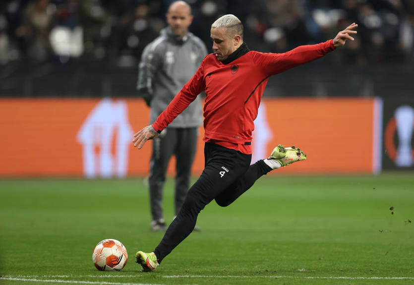 Экс-полузащитник Ромы покурил сигарету прямо во время матча своей команды