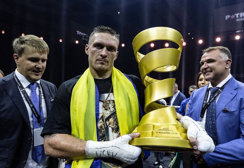 Усик стал четвертым абсолютным чемпионом с четырьмя поясами