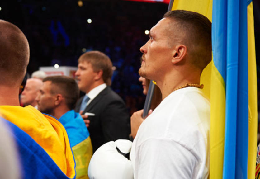 Усик посвятил победу над Гассиевым отцам