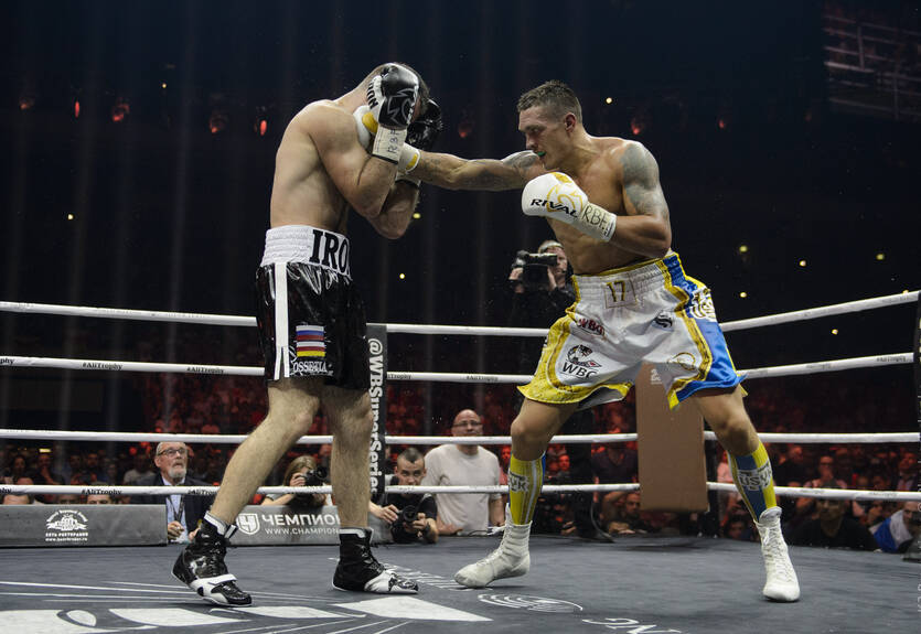 Усик – Гассиев: В Москве по-своему исполнили гимн Украины Усик – Гассиев: В Москве по-своему исполнили гимн Украины