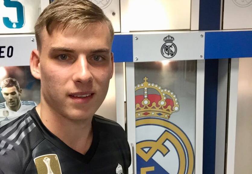 Лунин выстроился в очередь с футболистами Реала, чтобы поздороваться и обняться с Пересом Лунин выстроился в очередь с футболистами Реала, чтобы поздороваться и обняться с Пересом