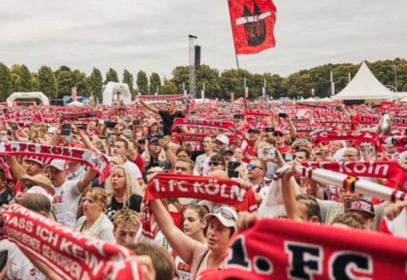 Как фаны Кельна встречали команду перед началом сезона во 2-й Бундеслиге Как фаны Кельна встречали команду перед началом сезона во 2-й Бундеслиге