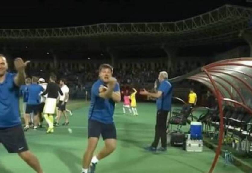 Тренер Пюника показал наставнику соперника неприличный жест в матче Лиги Европы