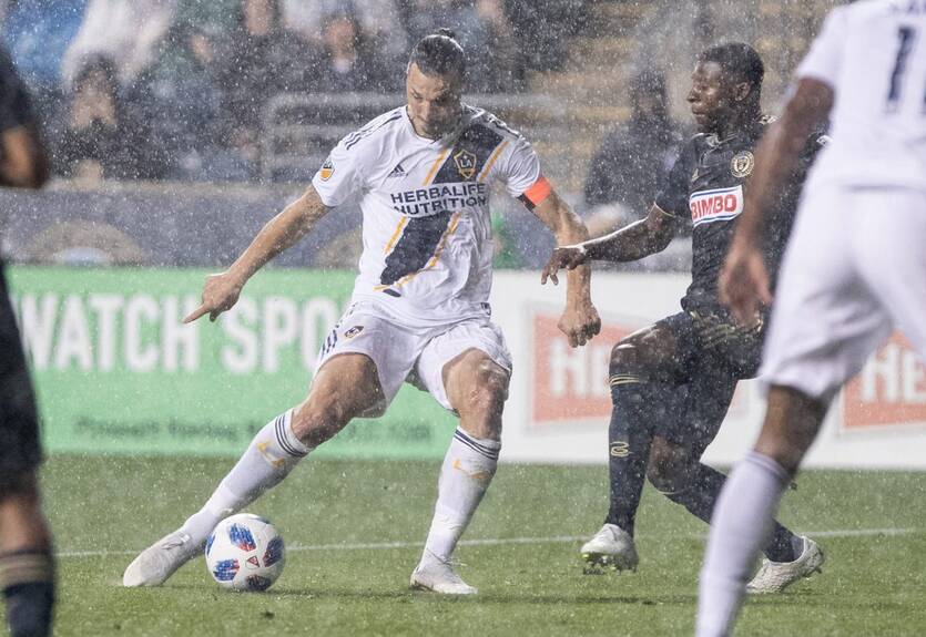 Ибрагимович опубликовал жуткое фото своего колена после операции Ибрагимович опубликовал жуткое фото своего колена после операции