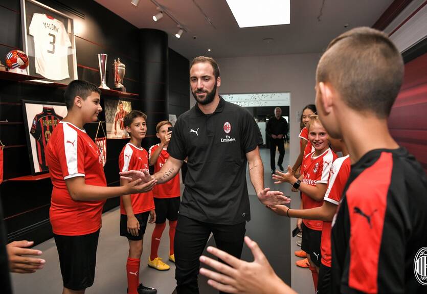 Хитрый фанат Милана заклеил единицу на футболке Бонуччи и получил майку Игуаина