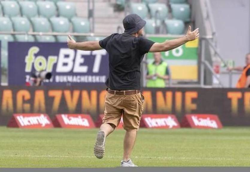 Польский болельщик выбежал на поле и снял штаны перед фанатами соперника