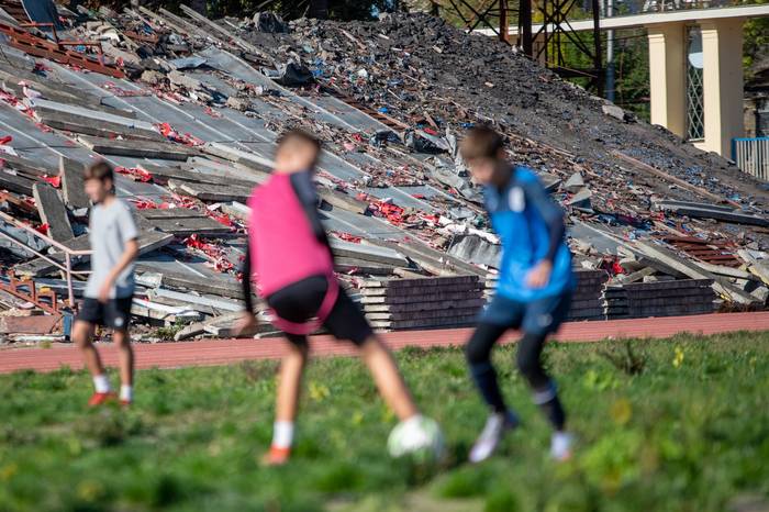 Трибуны стадиона в Чернигове во время тренировки детской команды ФК Десна. Взрослая команда клуба вынуждена пропускать соревнования этого года из-за уничтоженного стадиона и тренировочной базы.