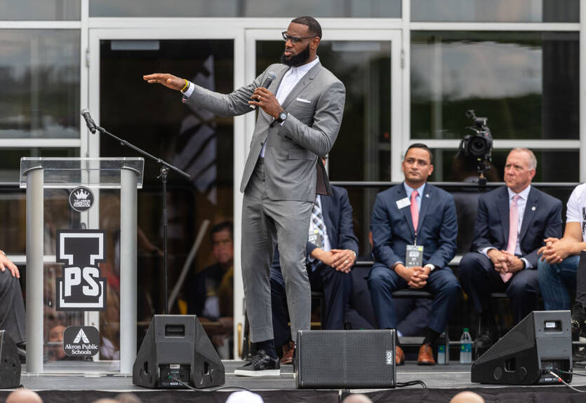 ЛеБрон показался в игровой форме Лейкерс