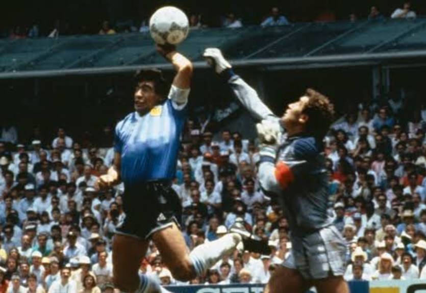 Мяч, забитый "Рукой Бога" Марадоны, был продан судьей, работавшим на том матче, за 2 миллиона фунтов