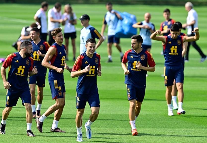 Футболісти збірної Іспанії пересуваються Катаром на самокатах